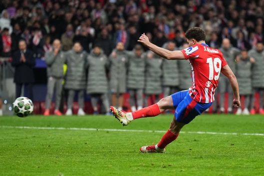 Il rigore di Julian Alvarez che è costato la Champions all'Atletico Madrid. (Foto di Angel Martinez/Getty Images) doppio tocco rigore