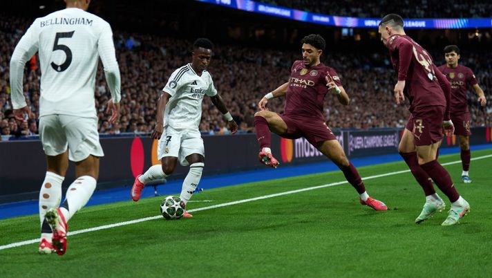 MADRID, SPAIN - FEBRUARY 19: Vinicius Junior of Real Madrid is challenged by Omar Marmoush of Manchester City during the UEFA Champions League 2024/25 League Knockout Play-off second leg match between Real Madrid C.F. and Manchester City at on February 19, 2025 in Madrid, Spain. (Photo by Angel Martinez/Getty Images) Real Madrid-Manchester City, dove vedere il match in tv e streaming LIVE - immagine 1