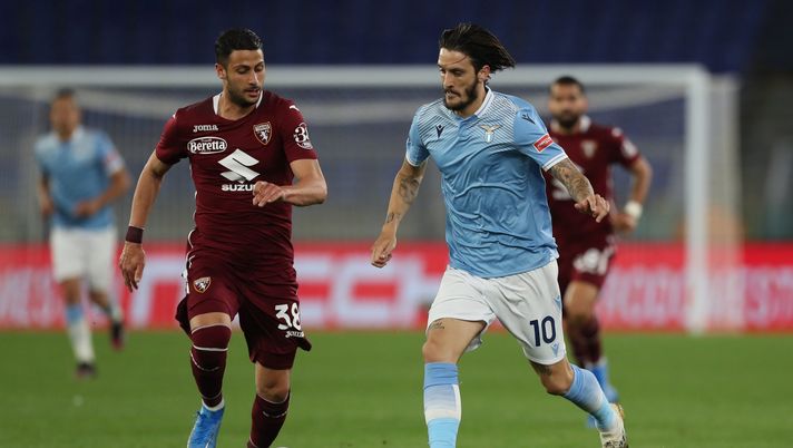 ROME, ITALY - MAY 18: Luis Alberto of S.S. Lazio battles for possession with Rolando Mandragora of Torino FC during the Serie A match between SS Lazio and Torino FC at Stadio Olimpico on May 18, 2021 in Rome, Italy. Sporting stadiums around Italy remain under strict restrictions due to the Coronavirus Pandemic as Government social distancing laws prohibit fans inside venues resulting in games being played behind closed doors. (Photo by Paolo Bruno/Getty Images) Toro, il “Sarrismo” della Lazio è in rodaggio. Ma attenzione alle palle inattive - immagine 1