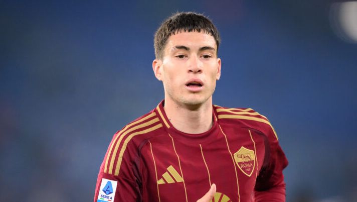 ROME, ITALY - FEBRUARY 24: Matias Soule of AS Roma during the Serie A match between AS Roma and Monza at Stadio Olimpico on February 24, 2025 in Rome, Italy. (Photo by Fabio Rossi/AS Roma via Getty Images) Soulé: “Non facile all’inizio, ora sto molto bene. Dybala? Un idolo fin da piccolo” - immagine 1
