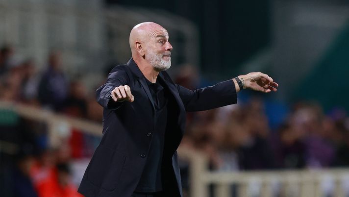 FLORENCE, ITALY - OCTOBER 2: Head coach Stefano Pioli manager of ACF Fiorentina reacts during the UEFA Conference League 2025/26 League Phase MD1 match between ACF Fiorentina and SK Sigma Olomouc at Stadio Artemio Franchi on October 2, 2025 in Florence, Italy. (Photo by Gabriele Maltinti/Getty Images) Una targa per Pioli: il tecnico viola premiato dai tifosi del Milan (FOTO) - immagine 1
