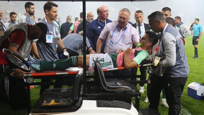 Atene, il derby del petardo: stangata Olympiacos, 3-0 a tavolino, 1 punto in meno e 2 gare a porte chiuse - immagine 1