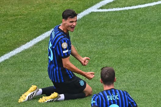 SEATTLE, WASHINGTON - 21 GIUGNO: Valentin Carboni dell'FC Internazionale festeggia con i compagni di squadra dopo aver segnato il secondo gol della sua squadra durante la partita del gruppo E della Coppa del Mondo per Club FIFA 2025 tra FC Internazionale Milano e Urawa Red Diamonds al Lumen Field il 21 giugno 2025 a Seattle, Washington. (Foto di Mattia Ozbot - Inter/Inter via Getty Images) Inter–Urawa Red Diamonds 2-1, Carboni risveglia i nerazzurri: perché il suo gol vale più della vittoria - immagine 1