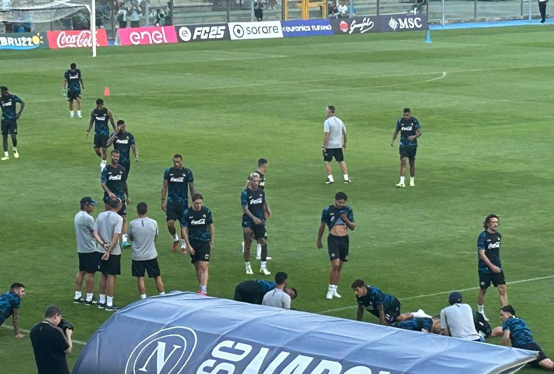GALLERY Allenamento terminato ed ora momento stretching: calciatori sfiancati - immagine 4