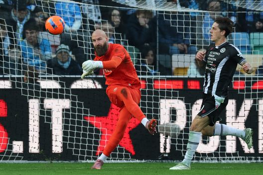 UDINE, ITALY - DECEMBER 14: Vanja Milinkovic-Savic of Napoli makes a clearance kick during the Serie A match between Udinese Calcio and SSC Napoli at Stadio Friuli on December 14, 2025 in Udine, Italy. (Photo by Timothy Rogers/Getty Images)
