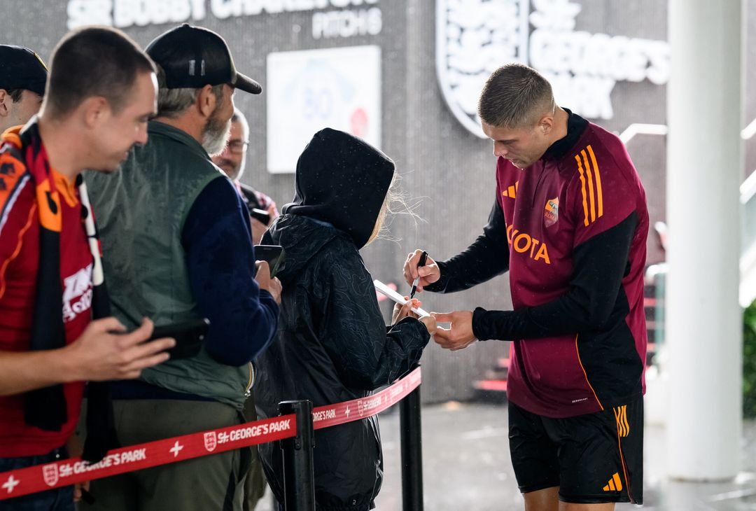 Roma, la seduta pomeridiana aperta ai tifosi al St. George’s Park – FOTO GALLERY - immagine 4