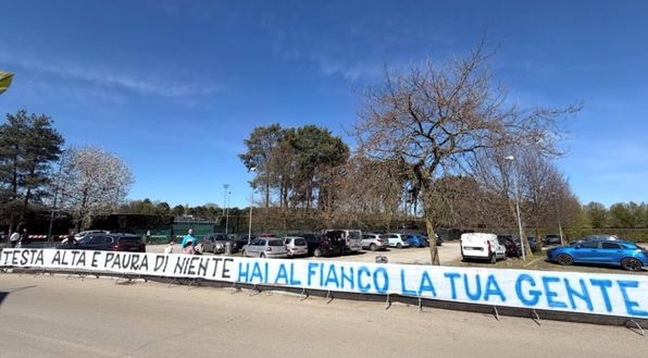 Inter, striscione della Curva Nord: “Testa alta e paura di niente, al tuo fianco…” Inter, striscione della Curva Nord: “Testa alta e paura di niente, al tuo fianco…” - immagine 1