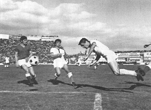 Il capocannoniere della Serie A Gigi Riva (21 gol) realizza, in un Amsicora gremito, il definitivo 2-0 al Bari nella gara del 12 aprile 1970, che sancì la certezza dello scudetto sardo (Fonte: Wikipedia) Scudetto Cagliari