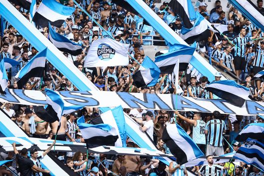 PORTO ALEGRE, BRASILE - 1 DICEMBRE: I tifosi del Gremio durante la partita tra Gremio e San Paolo del Brasileirao 2024 all'Arena do Gremio il 1 dicembre 2024 a Porto Alegre, Brasile. (Foto di Pedro H. Tesch/Getty Images) Gremio Cruzeiro