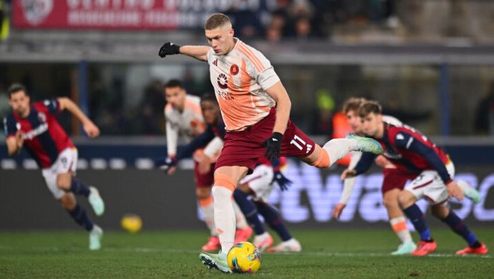 BOLOGNA, ITALY - JANUARY 12: Artem Dovbyk of AS Roma scores his team's second goal during the Serie A match between Bologna and AS Roma at Stadio Renato Dall'Ara on January 12, 2025 in Bologna, Italy. (Photo by Alessandro Sabattini/Getty Images) Roma, Dovbyk rigorista contro il Bologna: il motivo e ora può salire nelle gerarchie - immagine 1