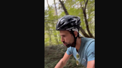 VIDEO / Djokovic sfida Pogacar in bici: “Sto venendo a prenderti”