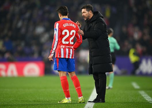 Valladolid, Spagna - 30 novembre 2024: Diego Simeone e suo figlio Giuliano. (Foto di Octavio Passos/Getty Images) Atletico Madrid, Giuliano Simeone: “Sogno il Mondiale e la Champions”- immagine 3