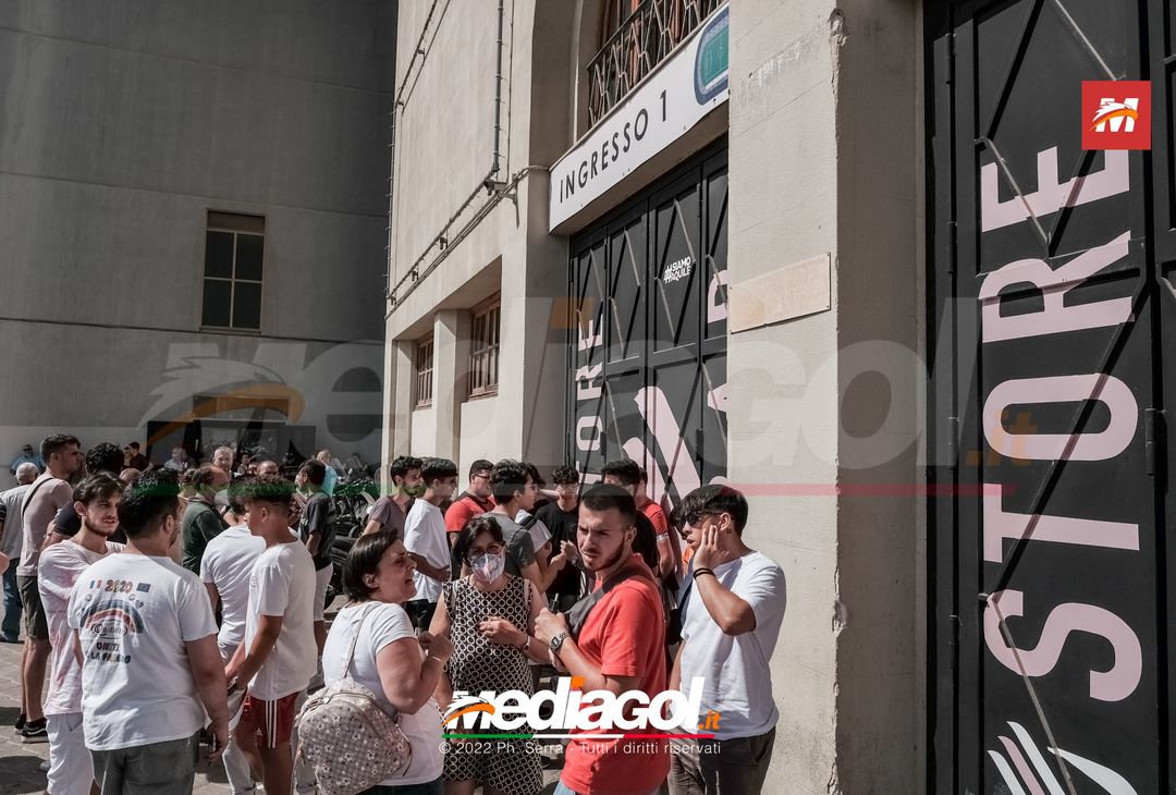 FOTO Palermo-Padova, tifosi in coda al “Barbera” per un biglietto (Gallery) - immagine 19