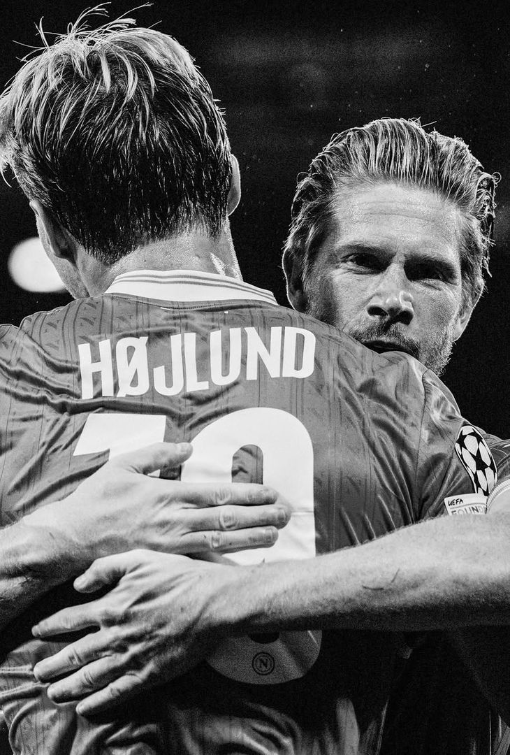 L'estasi per la prestazione di Kevin De Bruyne e la gioia per la doppietta messa a referto da Rasmus Hojlund: due sentimenti positivi (e cardini) rappresentati alla perfezione dal riassunto 'in bianco e nero' di Napoli-Sporting Lisbona realizzato dall'admin dell'account Instagram della compagine partenopea.