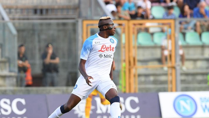 CASTEL DI SANGRO, ITALY - AUGUST 03: Vìctor Osimhen of Napoli during the SSC Napoli v Girona - Pre-Season Friendly at the Stadio Teofilo Patini on August 03, 2022 in Castel di Sangro, Italy. (Photo by SSC NAPOLI/SSC NAPOLI via Getty Images) Verona-Napoli, fari puntati su Osimhen: sarà il nuovo leader di Spalletti - immagine 1