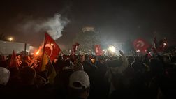 Bagno di folla al ritorno in aeroporto delle due squadre rivali di Istanbul: turchi tutti uniti!