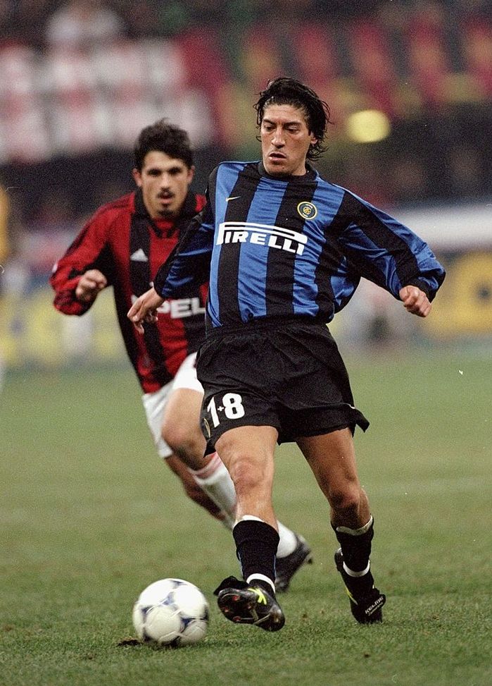 5 Marzo 2000: L'ex attaccante del Cile Ivan Zamorano dell'Inter in azione durante la partita di Serie A tra Milan e Inter allo stadio San Siro di Milano. La partita è terminata 1-2 per l'Inter Mandatory Credit: Claudio Villa /Allsport Cile, Zamorano dopo la Copa América: “Se tiri sette volte in tre gare…”- immagine 2