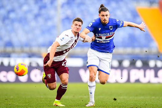 GENOA, ITALY - JANUARY 15: Dennis Praet of Torino (L) and Radu Dragusin of Sampdoria vie for the ball during the Serie A match between UC Sampdoria and Torino FC at Stadio Luigi Ferraris on January 15, 2022 in Genoa, Italy. (Photo by Getty Images)