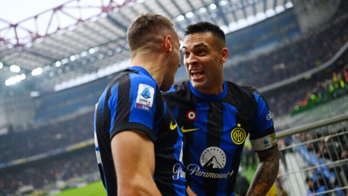 MILAN, ITALY - JANUARY 06: Davide Frattesi of FC Internazionale celebrates with teammate Lautaro Martinez after scoring their team's second goal during the Serie A TIM match between FC Internazionale and Hellas Verona FC at Stadio Giuseppe Meazza on January 06, 2024 in Milan, Italy. (Photo by Mattia Ozbot - Inter/Inter via Getty Images) La Gazzetta svela: “Inter, no alle provocazioni nel derby: spunta questo patto in spogliatoio” - immagine 1