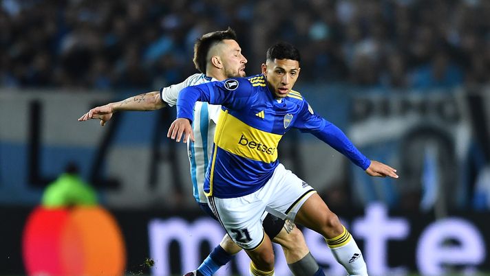 AVELLANEDA, ARGENTINA - AUGUST 30: Ezequiel Fernandez Carballo of Boca Juniors fights for the ball with Jonathan Gomez of Racing during a second leg quarter final match between Racing Club and Boca Juniors as part of Copa CONMEBOL Libertadores 2023 at Presidente Peron Stadium on August 30, 2023 in Avellaneda, Argentina. (Photo by Marcelo Endelli/Getty Images) Mercato: il Porto mette nel mirino un regista argentino che piace ai viola - immagine 1