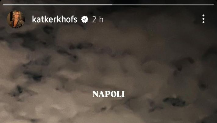 FOTO Lady Mertens non dimentica Napoli: che spettacolo da Palazzo Donn’Anna FOTO Lady Mertens non dimentica Napoli: che spettacolo da Palazzo Donn’Anna - immagine 1