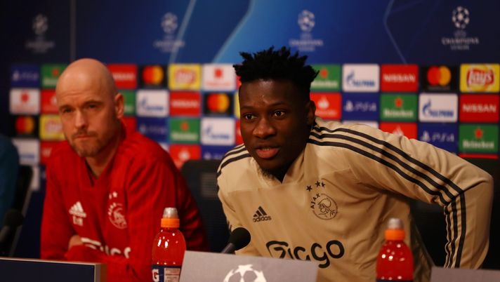 AMSTERDAM, NETHERLANDS - DECEMBER 11: Andre Onana of Ajax and Erik Ten Hag, Manager of Ajax speaks to the media during a press conference ahead of their UEFA Champions League Group E match against FC Bayern Muenchen at Johan Cruyff Arena on December 11, 2018 in Amsterdam, Netherlands. (Photo by Dean Mouhtaropoulos/Getty Images) The Athletic conferma: “United, 45 mln per Onana. Inter, vuole 60: c’è una sensazione” - immagine 1