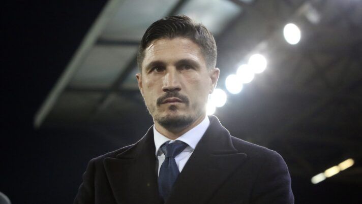 CAGLIARI, ITALY - JANUARY 02: Fabio Pisacane, coach of Cagliari, looks on during the Serie A match between Cagliari Calcio and AC Milan at Stadio Sant'Elia on January 02, 2026 in Cagliari, Italy. (Photo by Enrico Locci/Getty Images) Pisacane: “Esposito, riacutizzarsi del dolore: cosa filtra sullo stop! Perché Mina non ha giocato, Deiola…” - immagine 1