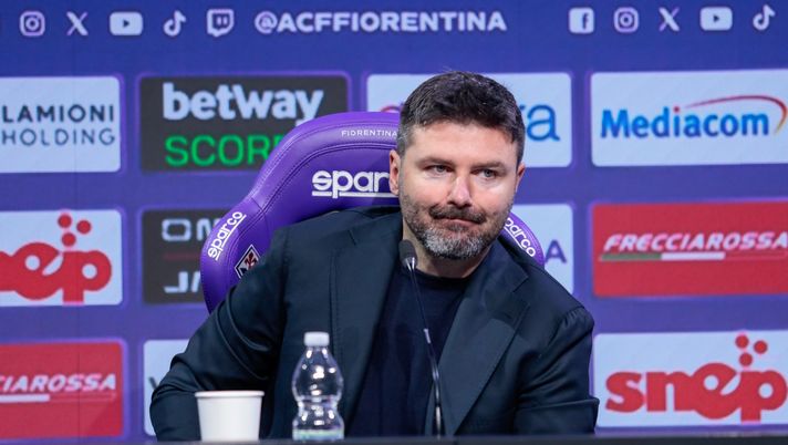 GERMOGLI PH: 15 GENNAIO 2026 BAGNO A RIPOLI VIOLA PARK PRESENTAZIONE NUOVI GIOCATORI DELLA FIORENTINA MANOR SOLOMON E MARCO BRESCIANINI NELLA FOTO ROBERTO GORETTI Gazzetta: “La Fiorentina prova l’assalto per Massolin. Palla al Modena” - immagine 1