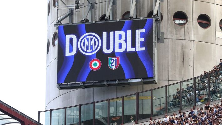 MILAN, ITALY - MAY 17: General view outside the stadium prior to the Serie A match between FC Internazionale and Hellas Verona FC at Giuseppe Meazza Stadium on May 17, 2026 in Milan, Italy. (Photo by Marco Luzzani/Getty Images) Inter, prima gli acquisti: per vendere c’è tempo. Ma è pronto un addio: ha il futuro segnato - immagine 1