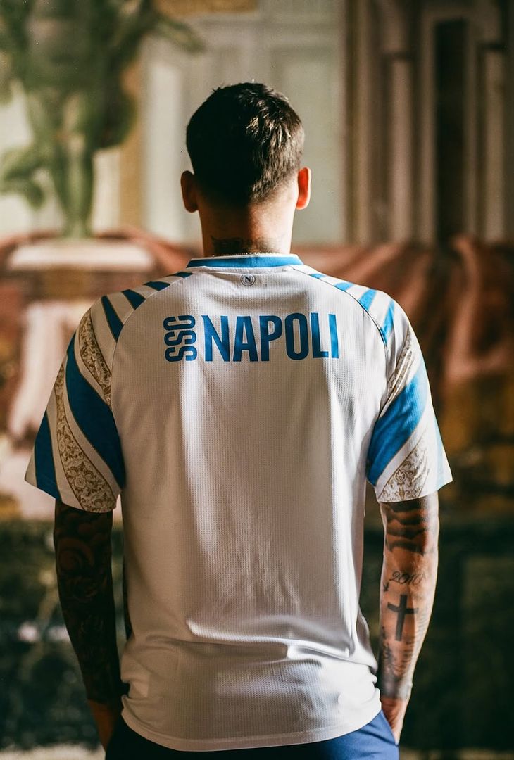 Nuova maglia per il Napoli: gli azzurri presentano il kit pre-gara LA GALLERY - immagine 3