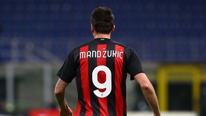 MILAN, ITALY - JANUARY 23: Mario Mandzukic of Milan in action during the Serie A match between AC Milan and Atalanta BC at Stadio Giuseppe Meazza on January 23, 2021 in Milan, Italy. Sporting stadiums around Italy remain under strict restrictions due to the Coronavirus Pandemic as Government social distancing laws prohibit fans inside venues resulting in games being played behind closed doors. (Photo by Marco Luzzani/Getty Images) Milan