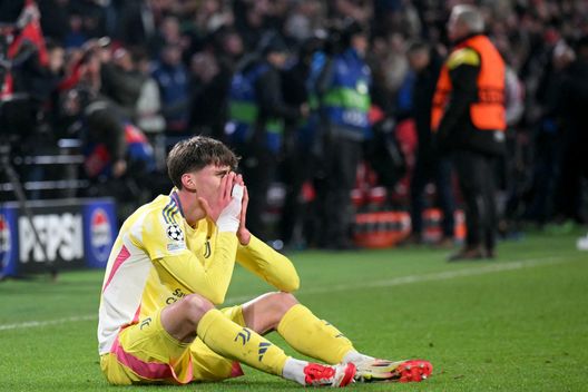 Juventus' Italian defender #37 Nicolo Savona reacts at the end of the UEFA Champions League knockout phase play-off 2nd leg football match between PSV Eindhoven and Juventus at the Philips Stadion in Eindhoven on February 19, 2025. (Photo by NICOLAS TUCAT / AFP) (Photo by NICOLAS TUCAT/AFP via Getty Images) Qui Juventus: tre calciatori in dubbio per la Fiorentina, compreso un top- immagine 2