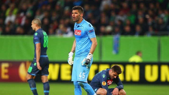 WOLFSBURG, GERMANY - APRIL 16: Goalkeeper Mariano Andujar of Napoli and team mates react as Nicklas Bendtner of VfL Wolfsburg scores their firat goal during the UEFA Europa League Quarter Final first leg match between VfL Wolfsburg and SSC Napoli at Volkswagen Arena on April 16, 2015 in Wolfsburg, Germany. (Photo by Martin Rose/Bongarts/Getty Images) UFFICIALE – Mariano Andujar appende gli scarpini al chiodo: l’annuncio via social - immagine 1