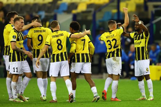 Arnhem, Olanda - 21 ottobre 2021: Giocatori del Vitesse esultano dopo il gol contro il Tottenham in Conference League. (Foto di Martin Rose/Getty Images) Vitesse, parla il sindaco di Arnhem: “Spero che il club continui ad esistere”- immagine 2