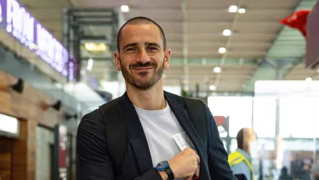 L'Union Berlino è partita per Napoli: i calciatori dei tedeschi, tra cui l'ex Juve Bonucci, sono sorridenti e concentrati.