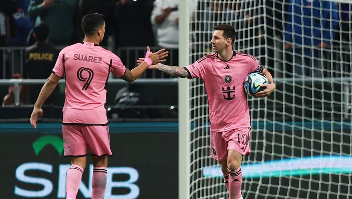 RIYADH, SAUDI ARABIA - JANUARY 29: Lionel Messi of Inter Miami celebrates scoring his team's second goal from the penalty spot with teammate Luis Suarez after during the Riyadh Season Cup match between Al Hilal and Inter Miami at Kingdom Arena on January 29, 2024 in Riyadh, Saudi Arabia. (Photo by Yasser Bakhsh/Getty Images) Mondiale per Club, si parte con Al Ahly-Inter Miami: in campo Messi e Suarez - immagine 1