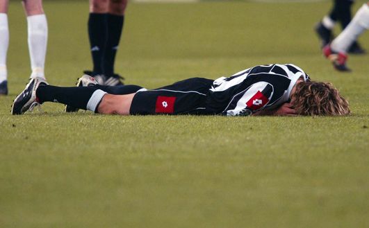 Nedved dopo l'ammonizione contro il Real Madrid in semifinale di Champions League: essendo diffidato, non poté giocare la finale di Manchester. (Foto di Sandra Behne/Bongarts/Getty Images) Tra Lazio e Juventus, la storia della ‘Furia Ceca’ Pavel Nedved- immagine 6