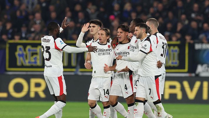 BERGAMO, ITALY - OCTOBER 28:  Samuele Ricci of AC Milan celebrates with team-mates after scoring the goal during the Serie A match between Atalanta BC and AC Milan at Gewiss Stadium on October 28, 2025 in Bergamo, Italy. (Photo by Claudio Villa/AC Milan via Getty Images)  Samuele Ricci aveva nel destino il numero 4 al Milan: maglia, primo gol e il dato in Serie A - immagine 1