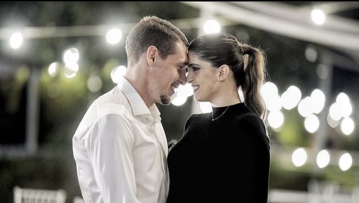 Belotti e l’albero di Natale. Lo sketch in famiglia: “C’è chi lavora e chi guarda” - immagine 1