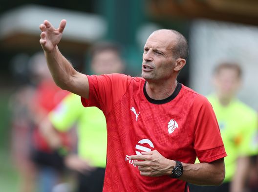 CAIRATE, ITALY - JULY 19: Head coach AC Milan Massimiliano Allegri reacts during at AC Milan training session at Milanello sports center at Milanello on July 19, 2025 in Cairate, Italy. (Photo by Claudio Villa/AC Milan via Getty Images)  milan-convocati-tournée-asia-australia-pobega-okafor-allegri