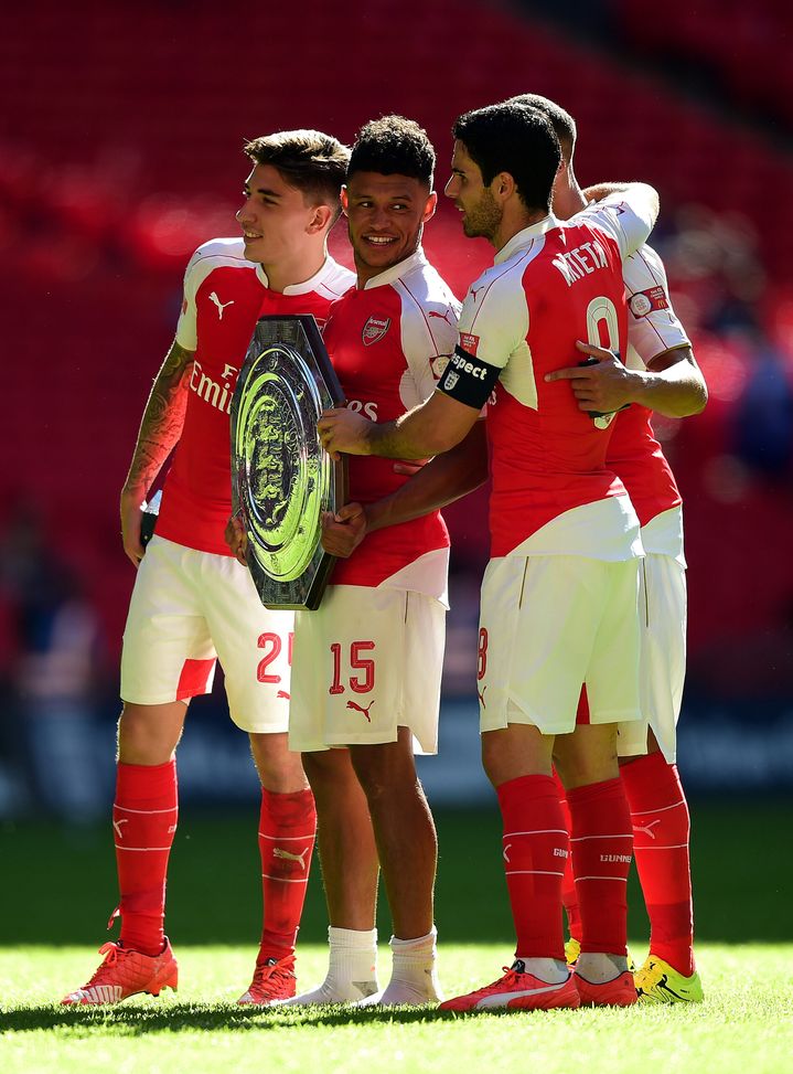 Arteta e Oxlade-Chamberlain festeggiano con il trofeo del Community Shield. (Photo by Jamie McDonald/Getty Images) Oxlade-Chamberlain torna all’Arsenal ma… solo per allenarsi con la squadra- immagine 2