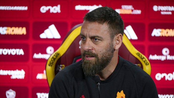 ROME, ITALY - FEBRUARY 04: AS Roma coach Daniele De Rossi during Press Conference at Centro Sportivo Fulvio Bernardini on February 04, 2024 in Rome, Italy. (Photo by Luciano Rossi/AS Roma via Getty Images) Roma-Cagliari, le formazioni ufficiali di De Rossi e Ranieri - immagine 1