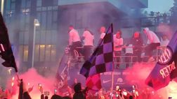 VIDEO FCIN1908 / Inter, il pullman arriva in sede: Dimarco guida i cori dei tifosi