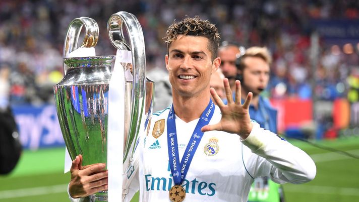 KIEV, UKRAINE - MAY 26: Cristiano Ronaldo of Real Madrid lifts The UEFA Champions League trophy following his sides victory in during the UEFA Champions League Final between Real Madrid and Liverpool at NSC Olimpiyskiy Stadium on May 26, 2018 in Kiev, Ukraine. (Photo by Laurence Griffiths/Getty Images) Atlético Madrid-Real Madrid, la top XI coi giocatori più grandi dei due club della capitale iberica- immagine 2