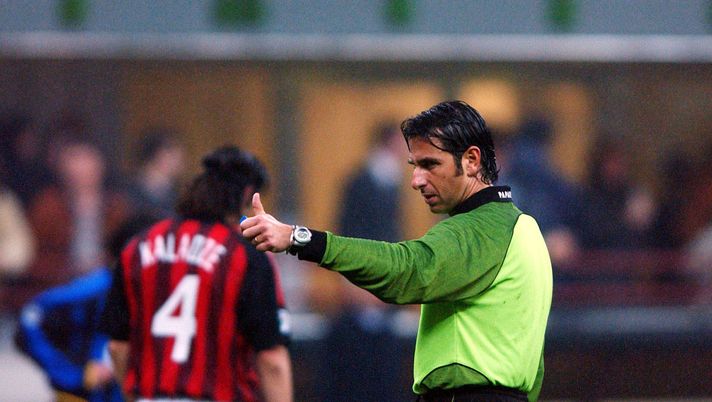 MILAN - NOVEMBER 23: Referee Paparesta in action during the Serie A match between AC Milan and Inter Milan at the G.Meazza Stadium, Milan, Italy on November 23, 2002. (Photo by Grazia Neri/Getty Images) Paparesta quando arbitrò un derby di Milano