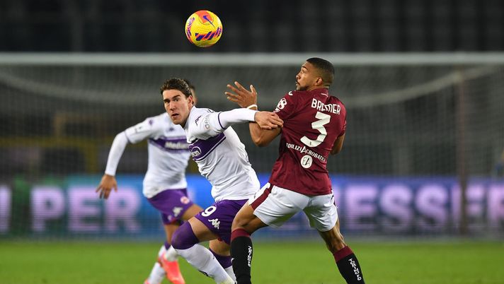 TURIN, ITALY - JANUARY 10: Gleison Bremer of Torino FC competes with Dusan Vlahovic of ACF Fiorentina during the Serie A match between Torino FC v ACF Fiorentina at Stadio Olimpico di Torino on January 10, 2022 in Turin, Italy. (Photo by Valerio Pennicino/Getty Images) Vlahovic ritrova l’incubo Bremer: un mese fa contro il brasiliano non toccò palla - immagine 1