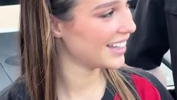 Sarah Toscano ai concerti con la maglia del Milan: fra le mani, indosso, sempre…