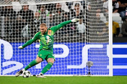 TURIN, ITALY - SEPTEMBER 17: Juventus goalkeeper Michele Di Gregorio in action during the UEFA Champions League 2024/25 League Phase MD1 match between Juventus and PSV Eindhoven at Juventus Stadium on September 17, 2024 in Turin, Italy. (Photo by Daniele Badolato - Juventus FC/Juventus FC via Getty Images)