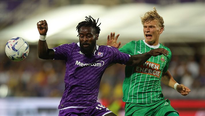 FLORENCE, ITALY - AUGUST 31: M'Bala Nzola of ACF Fiorentina in action against Leopold Querfeld reacts during the UEFA Conference League play-off round, second leg match between ACF Fiorentina and Rapid Wien at Artemio Franchi Stadium on August 31, 2023 in Florence, Italy. (Photo by Gabriele Maltinti/Getty Images) L’esordio europeo è diventato insidioso per la Fiorentina nell’ultimo decennio - immagine 1