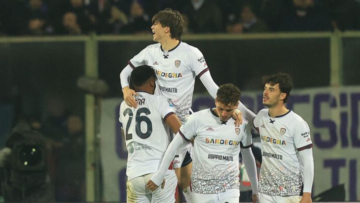 FLORENCE, ITALY - JANUARY 24: Marco Palestra of Cagliari Calcio celebrates after scoring a goal during the Serie A match between ACF Fiorentina and Cagliari Calcio at Artemio Franchi on January 24, 2026 in Florence, Italy. (Photo by Gabriele Maltinti/Getty Images) I voti di Fiorentina-Cagliari al fanta: Mina come Caprile, Palestra da urlo! Male Piccoli e Gosens, Zappa… - immagine 1